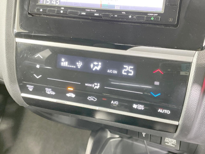 2017 Honda Fit DBA-GK4 (UW-6a3b4a1cb8a23)[24]