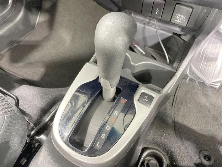 2017 Honda Fit DBA-GK4 (UW-6a3b4a1cb8a23)[20]