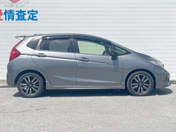 2017 Honda Fit Hybrid DAA-GP5 (UW-6a3b4a1fb5145)[9]