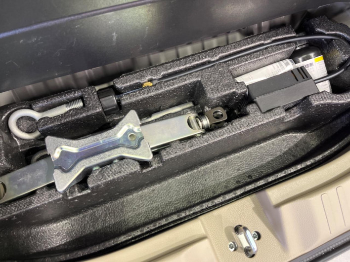 2018 Honda N-BOX DBA-JF3 (UW-6a3b4a64b5da7)[16]