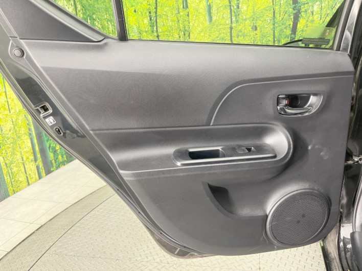 2014 Toyota Aqua DAA-NHP10 (UW-6a3b4b6528a34)[28]