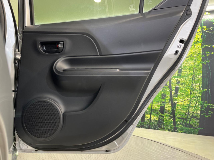 2015 Toyota Aqua DAA-NHP10 (UW-6a3b4b669f7d3)[17]