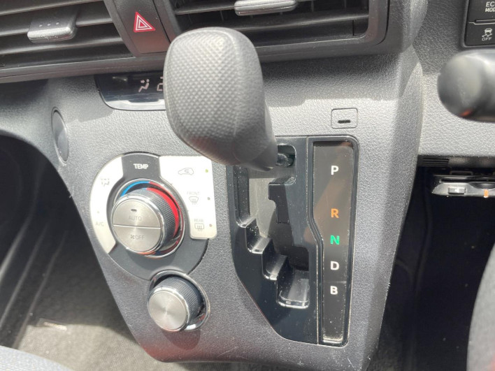 2015 Toyota Sienta DAA-NHP170G (UW-6a3b4b6b0cfb7)[27]