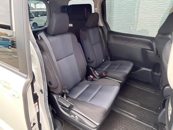 2014 Toyota Noah DBA-ZRR80W (UW-6a3b4bd0da7d5)[21]