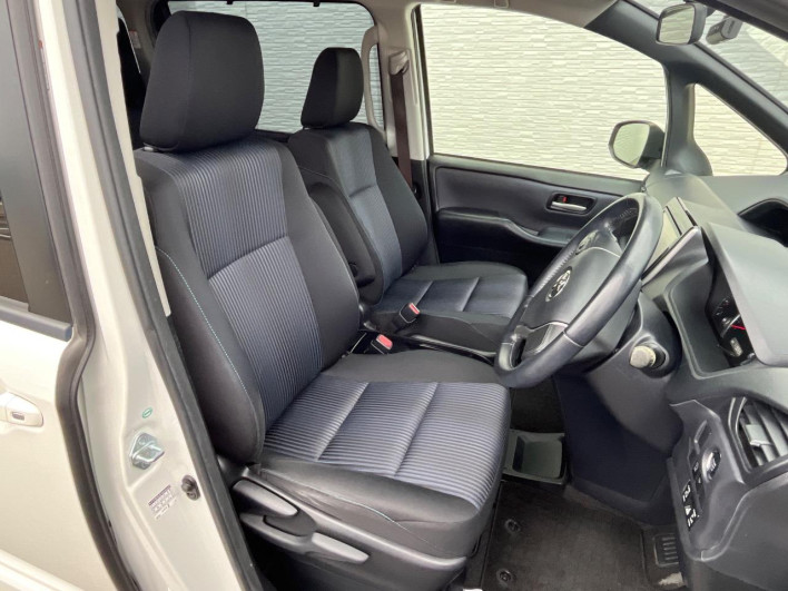 2014 Toyota Noah DBA-ZRR80W (UW-6a3b4bd0da7d5)[20]