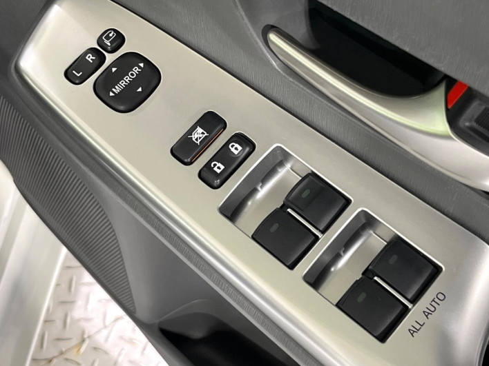 2013 Toyota Prius α DAA-ZVW40W (UW-6a3b4be855633)[21]