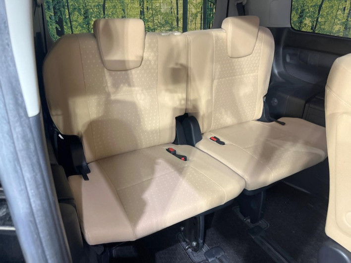 2014 Toyota Noah DAA-ZWR80G (UW-6a3b4bf937818)[29]