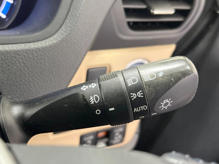2014 Toyota Noah DAA-ZWR80G (UW-6a3b4bf937818)[15]