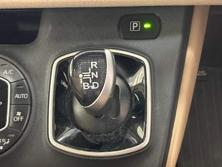 2014 Toyota Noah DAA-ZWR80G (UW-6a3b4bf937818)[18]
