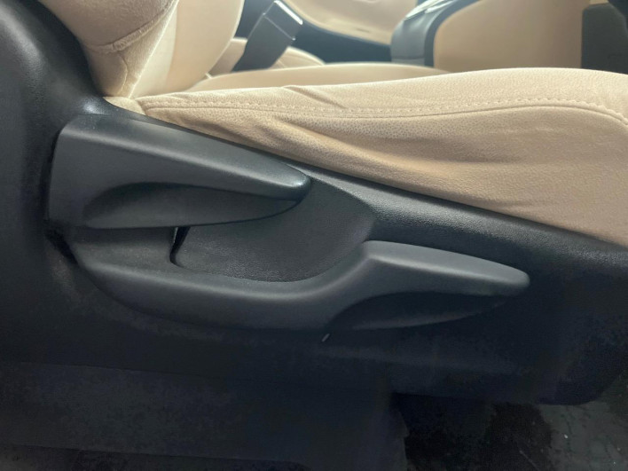 2014 Toyota Noah DAA-ZWR80G (UW-6a3b4bf937818)[8]