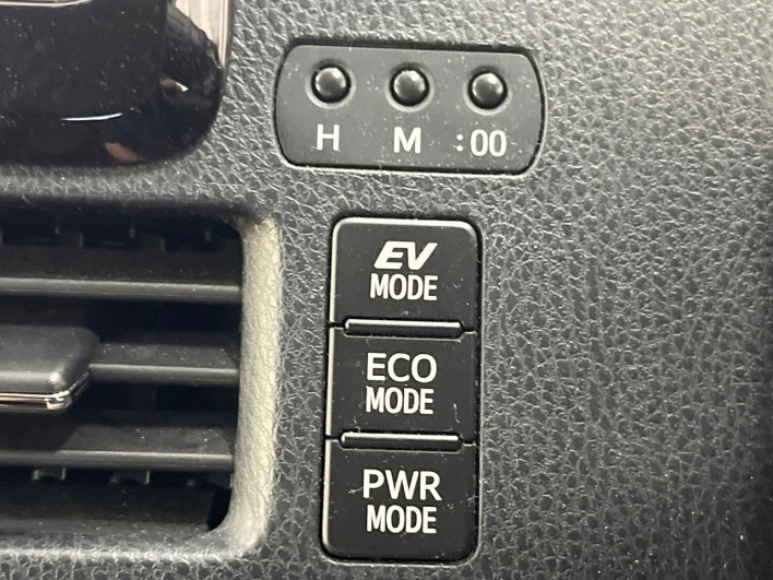 2014 Toyota Noah DAA-ZWR80G (UW-6a3b4bf937818)[17]