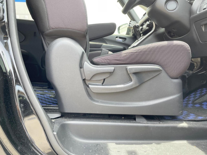 2017 Nissan Serena DAA-GFC27 (UW-6a3c9b5fa45e9)[16]