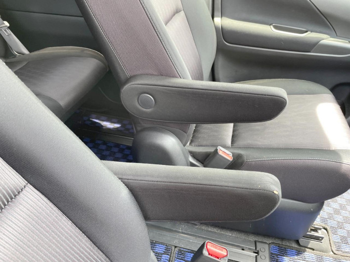 2017 Nissan Serena DAA-GFC27 (UW-6a3c9b5fa45e9)[17]