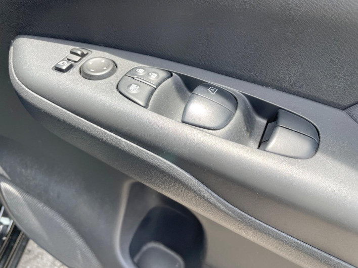 2017 Nissan Serena DAA-GFC27 (UW-6a3c9b5fa45e9)[15]