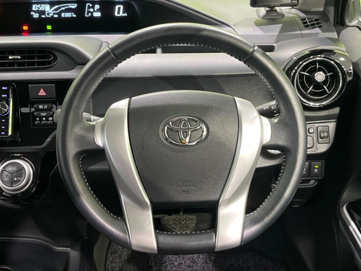 2015 Toyota Aqua DAA-NHP10 (UW-6a3c9c8a7e676)[17]