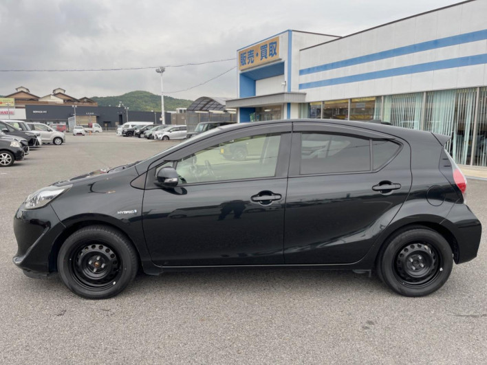 2019 Toyota Aqua DAA-NHP10 (UW-6a3c9c926929e)[10]
