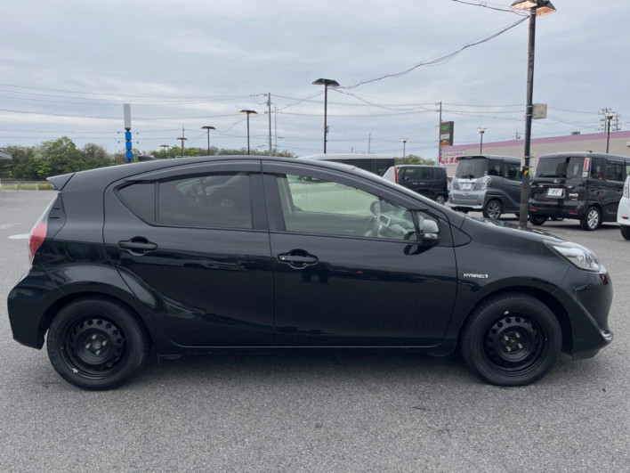 2019 Toyota Aqua DAA-NHP10 (UW-6a3c9c926929e)[11]