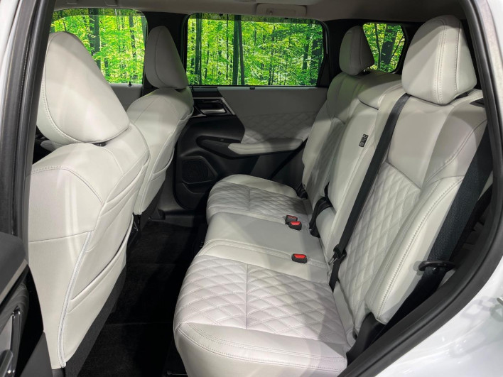 2022 Mitsubishi OUTLANDER PHEV 5LA-GN0W (UW-6a43331cab7e7)[26]