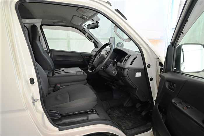 2011 Toyota Regiusace Van TRH200V (UW-69ad0032a0d8d)[5]