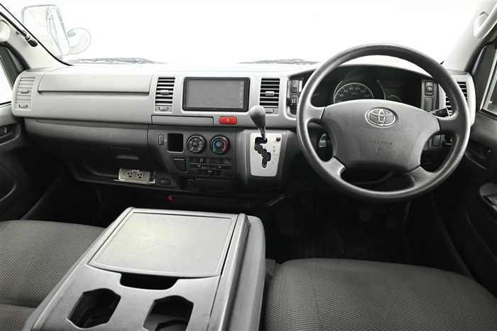 2011 Toyota Regiusace Van TRH200V (UW-69ad0032a0d8d)[6]