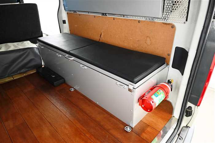 2011 Toyota Regiusace Van TRH200V (UW-69ad0032a0d8d)[9]