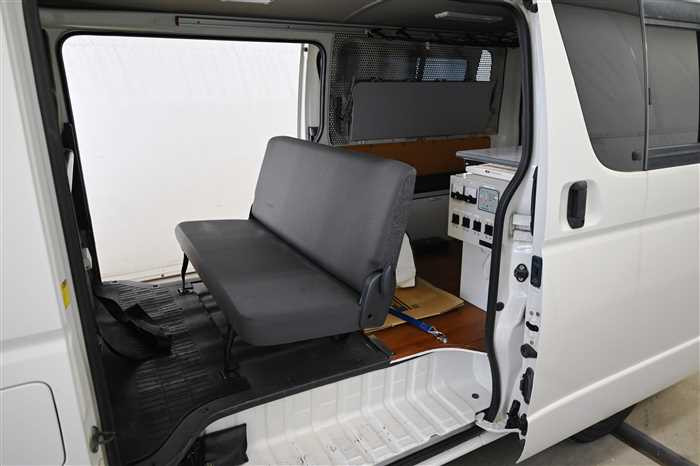 2011 Toyota Regiusace Van TRH200V (UW-69ad0032a0d8d)[11]