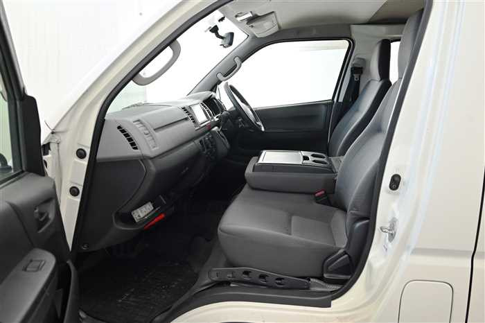 2011 Toyota Regiusace Van TRH200V (UW-69ad0032a0d8d)[13]