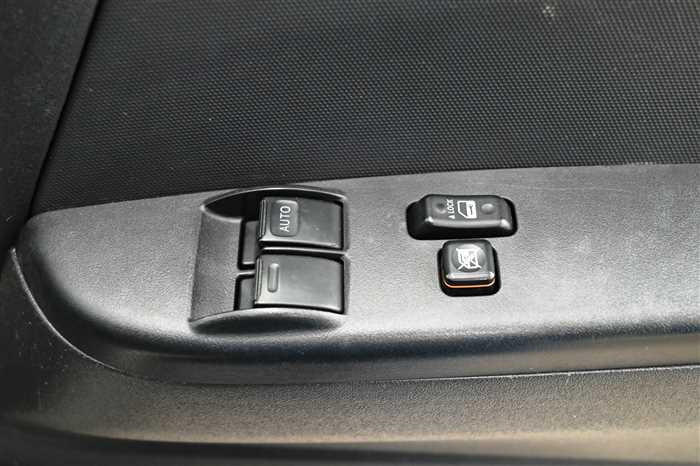 2011 Toyota Regiusace Van TRH200V (UW-69ad0032a0d8d)[16]