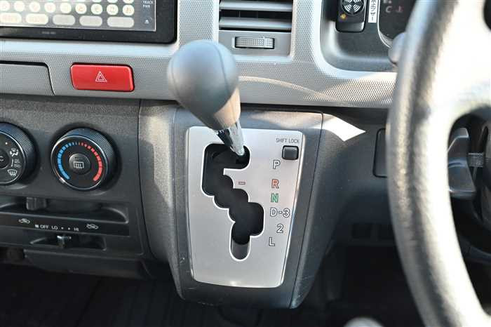 2011 Toyota Regiusace Van TRH200V (UW-69ad0032a0d8d)[17]