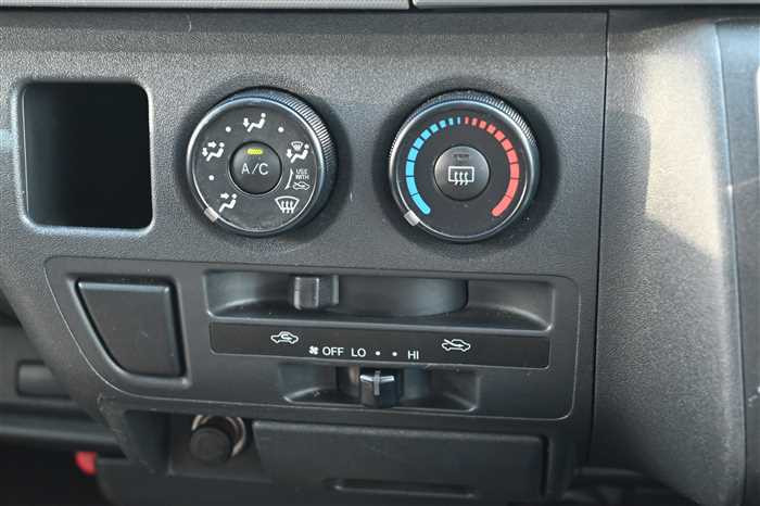 2011 Toyota Regiusace Van TRH200V (UW-69ad0032a0d8d)[18]