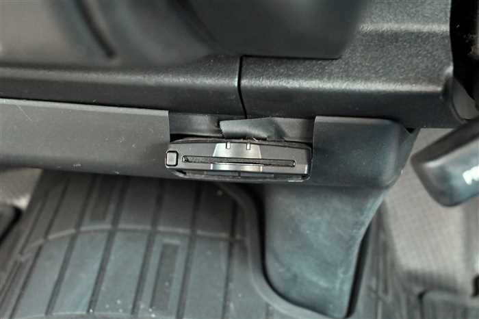 2011 Toyota Regiusace Van TRH200V (UW-69ad0032a0d8d)[20]